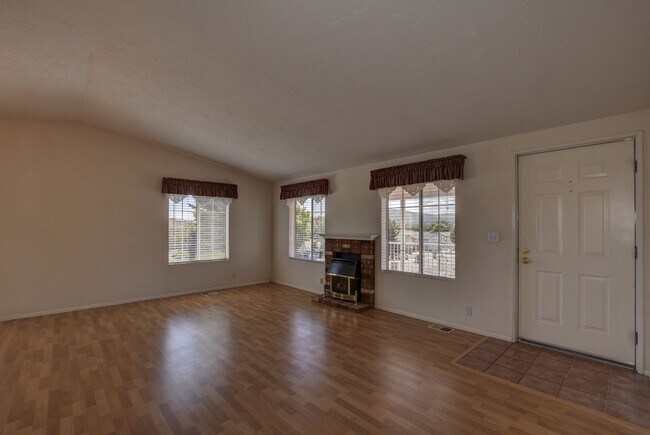 Foto del edificio - Beautiful 3 Bedroom in Vista Del Lago!