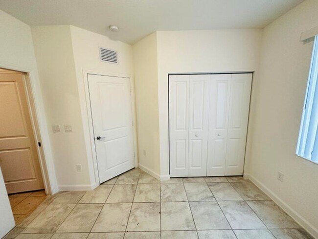 Foto del edificio - 346 NE 208th Terrace