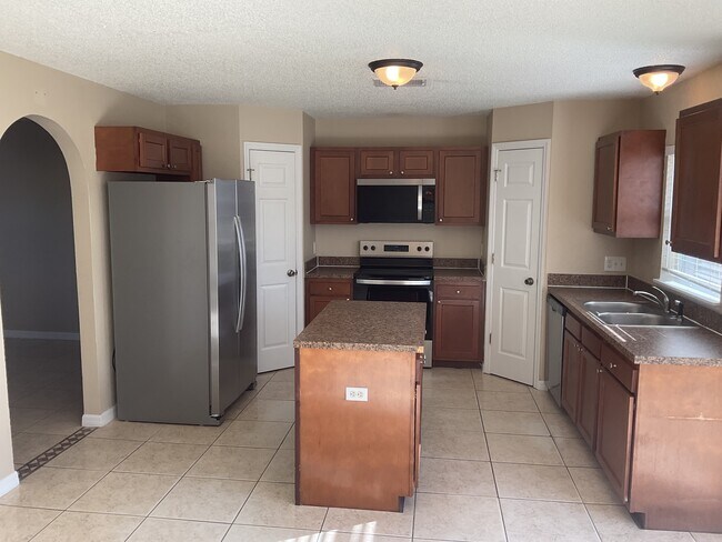 Foto del edificio - 16000 Wilkinson Dr