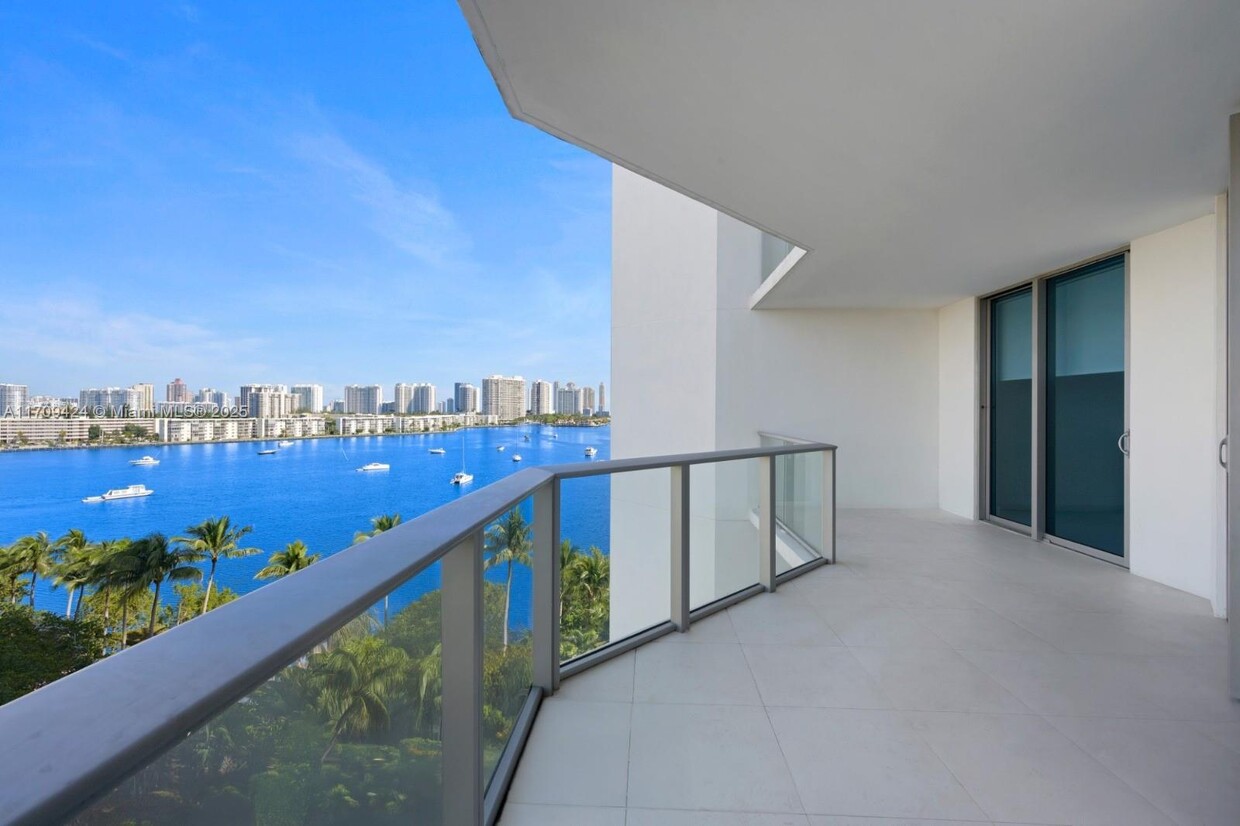 Foto principal - 17301 Biscayne Blvd