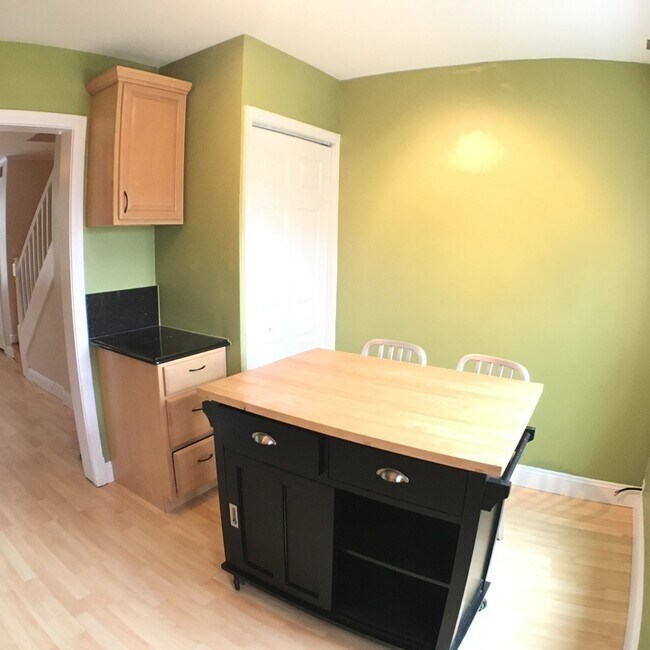 Foto del edificio - Updated 1BR/1BA 2-level TH in great location