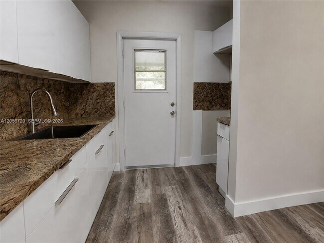 Foto del edificio - 740 NW 130th St