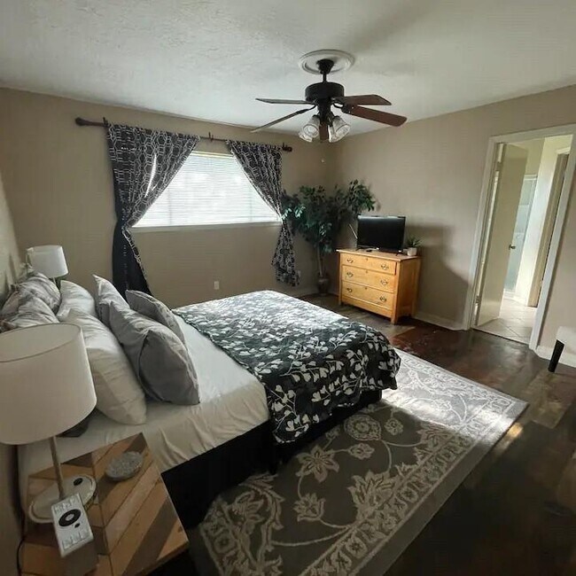 Building Photo - 2406 Strait Ln