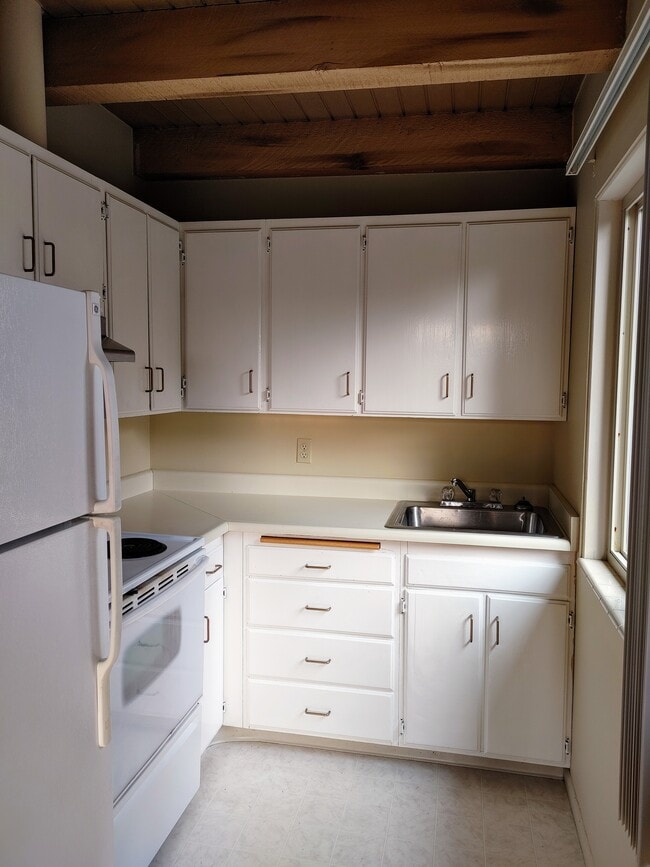 Building Photo - 2222 Gilman Dr W