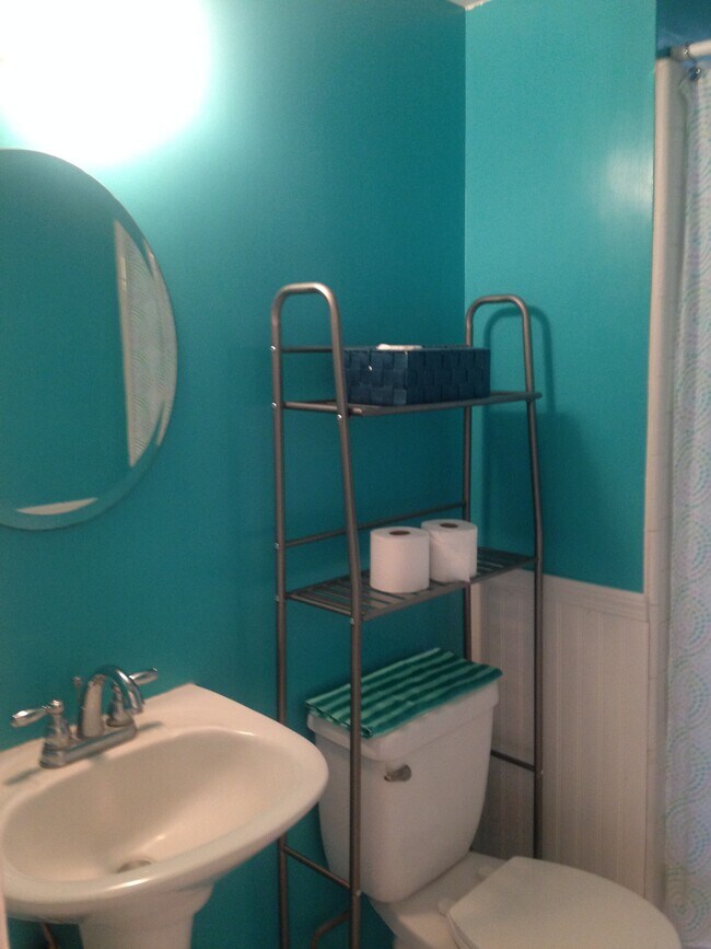 Bathroom with window above shower/tub - 1714 Anapuni St