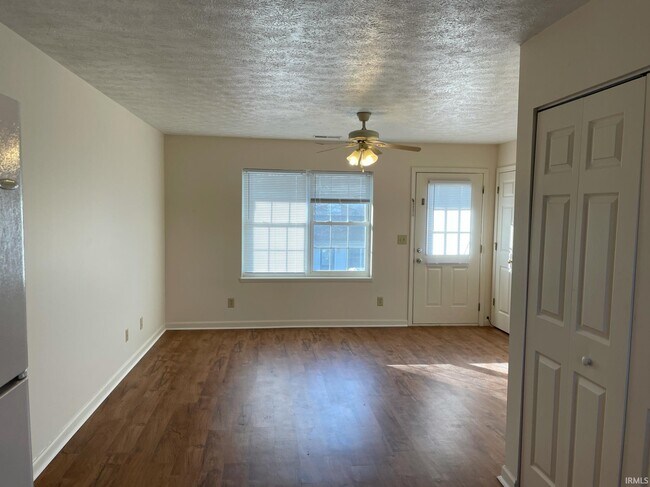 Foto del edificio - 5243 Raubs Ln