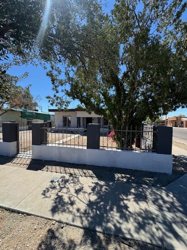 Building Photo - South- 3 bedroom/ 1 bathroom single family home