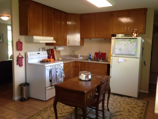 Building Photo - 3 Bedroom w/Fenced Yard