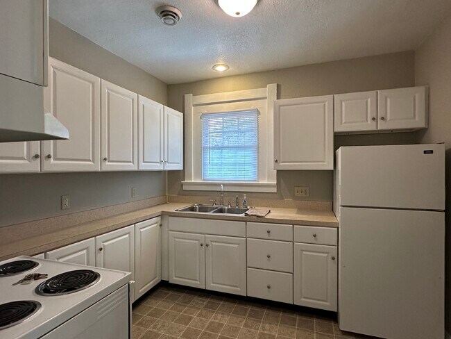 Foto del edificio - Two bedroom upper duplex