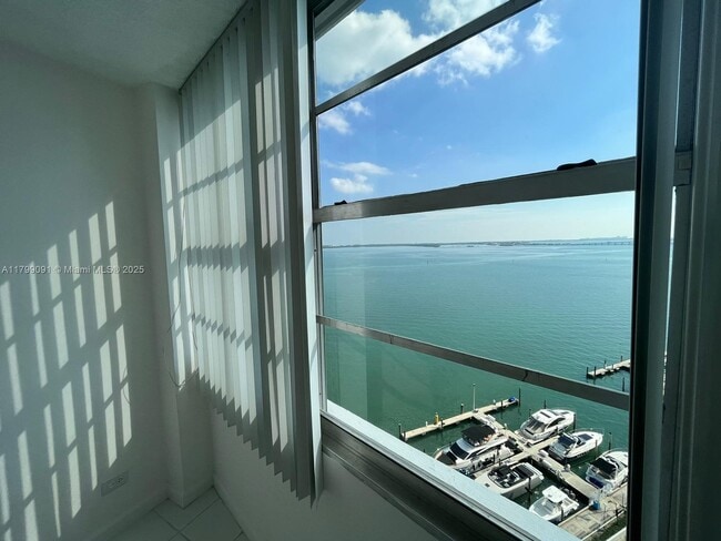 Building Photo - 801 Brickell Bay Dr
