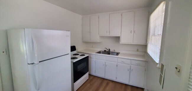 Building Photo - 2 Bedroom Duplex