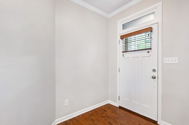 Foto del edificio - Spacious 2BR Townhome with Gourmet Kitchen...