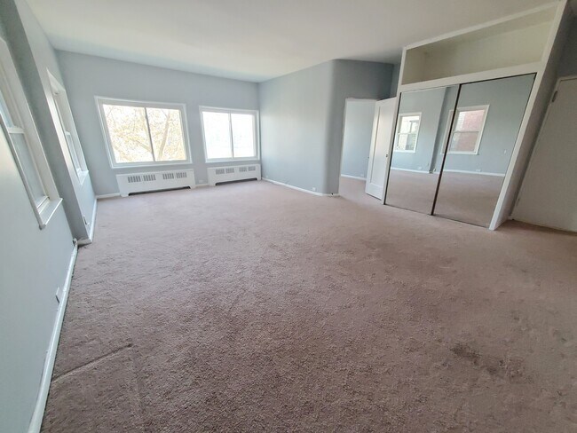 Very spacious living room - 6111 Kennedy Blvd E