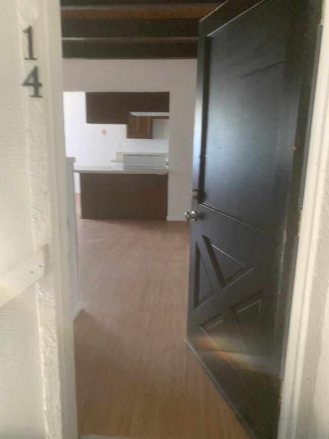 Building Photo - 2 bedroom / 1 bath Apartment For Rent