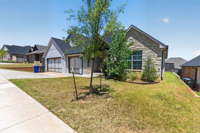 Building Photo - 709 Timber Trl