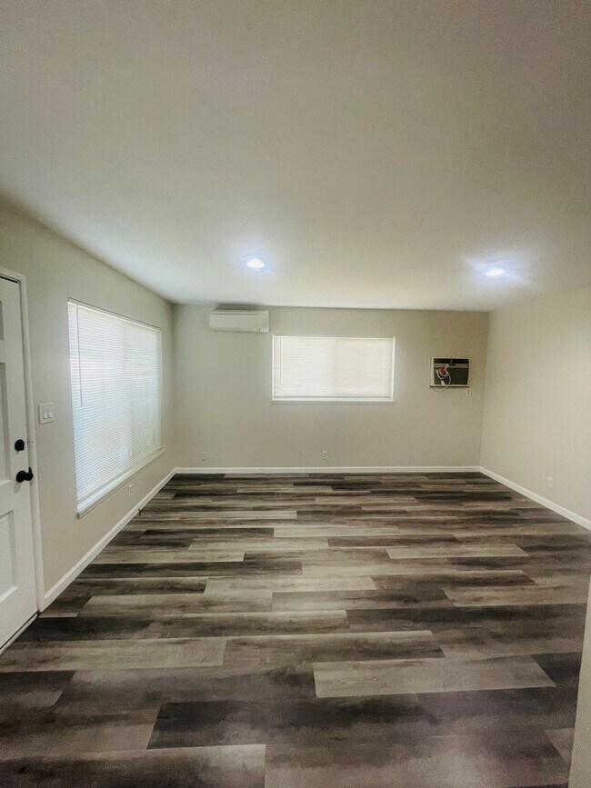 Foto del edificio - Renovated 2bed/1bath Duplex