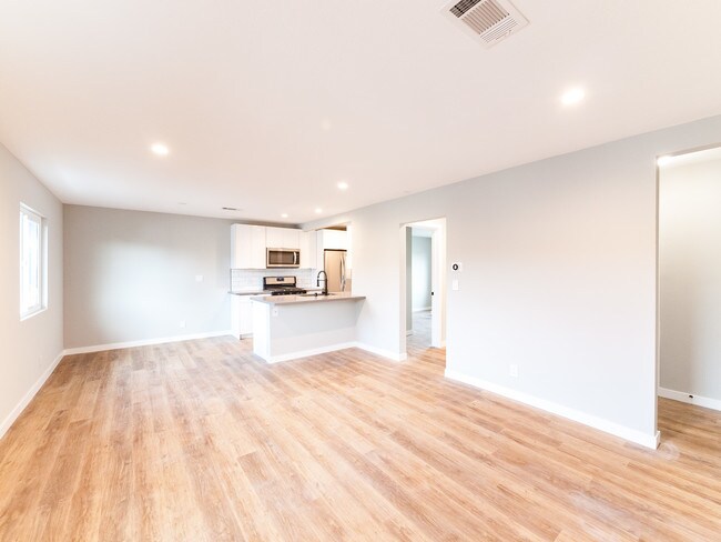 Building Photo - 5847 Willoughby Ave
