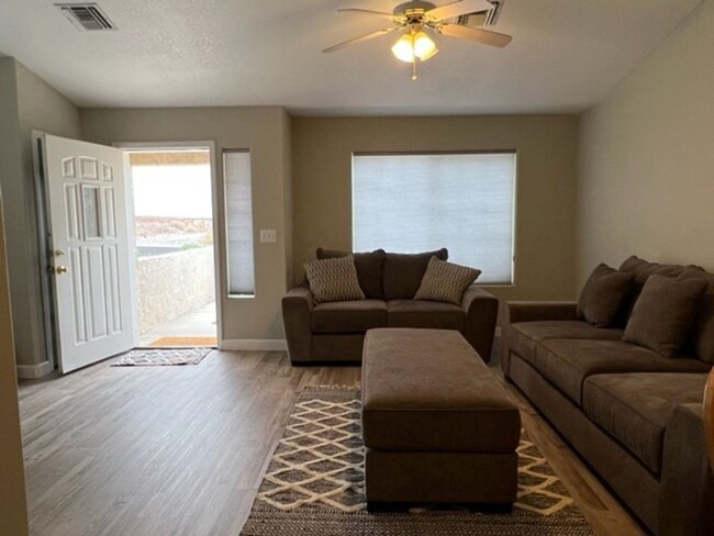 Foto del edificio - 2BR 2BA Fully Furnished Townhome with Util...