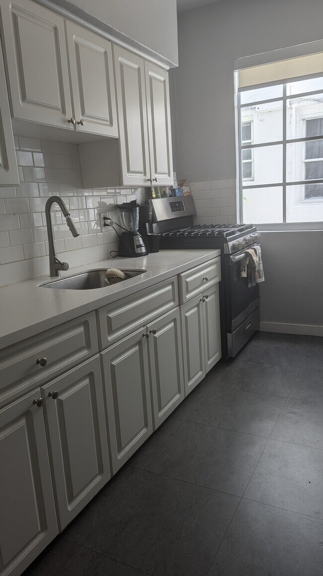 Foto del edificio - 826 Meridian Ave