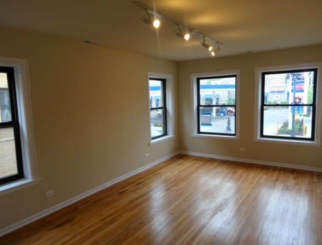 Building Photo - 2807 W Lawrence Ave