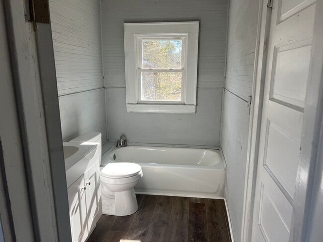 Building Photo - 2 Bedroom Home on Nashville Road