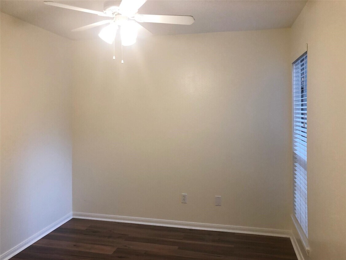 Building Photo - 15310 Glenwood Park Dr