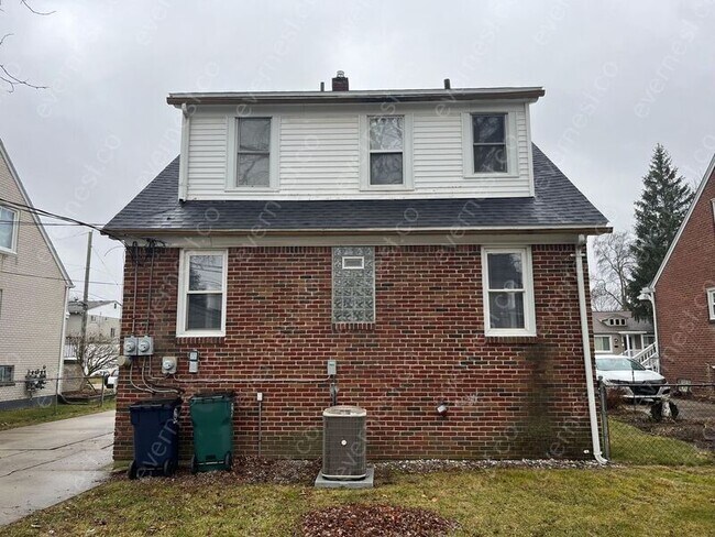 Building Photo - 122 W Houstonia Ave
