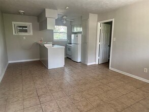 Building Photo - 8232 Glenview Dr