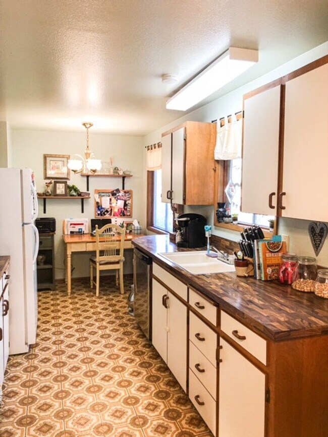 Building Photo - Great location in Milwaukie, OR! 3 bedroom...