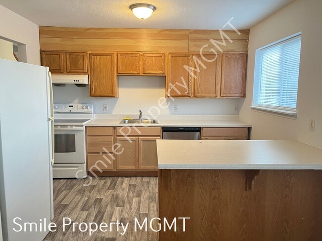 Building Photo - A nice house with 3 beds rooms and 1.5 baths.