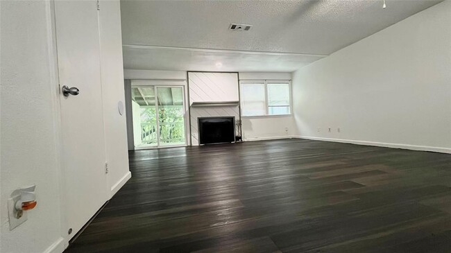 Foto del edificio - 3601 N Hills Dr