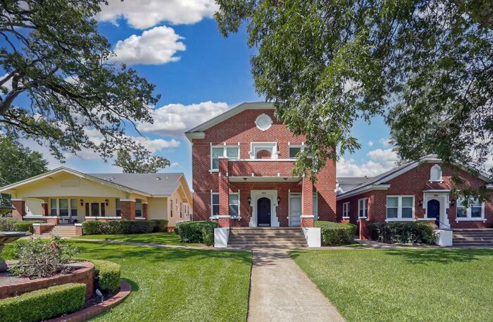 Foto principal - 2 Bed 1 Bath at Broadway Apartments! All B...