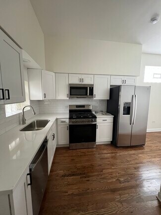 Building Photo - 119 S Paulina St