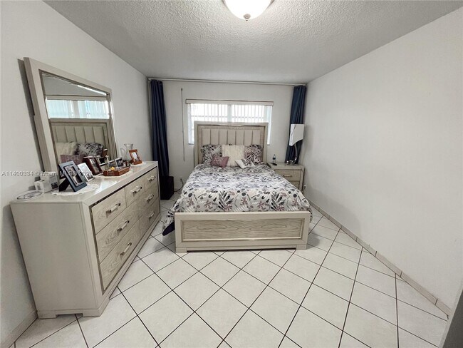 Building Photo - 501 Blue Heron Dr