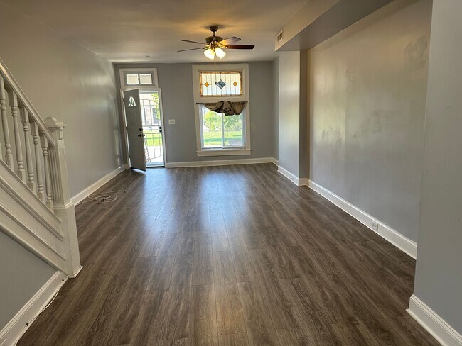Building Photo - Spacious Rooms! Hardwood Flooring Througho...