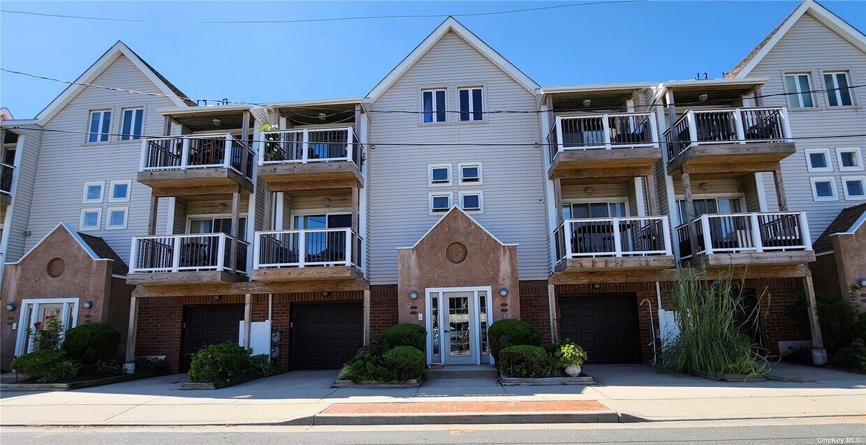 73 Pacific Blvd, Long Beach, NY 11561 Townhome Rentals in Long Beach