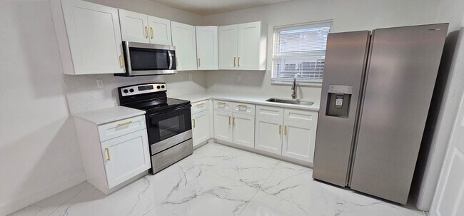 Building Photo - 133 SE 2nd Ave