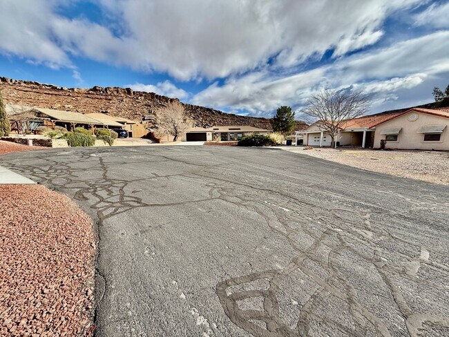 Foto del edificio - 3-BR Home with Garage and Fenced Yard in B...