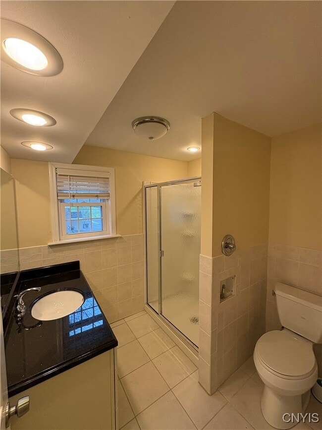 Building Photo - 215 Locksley Rd