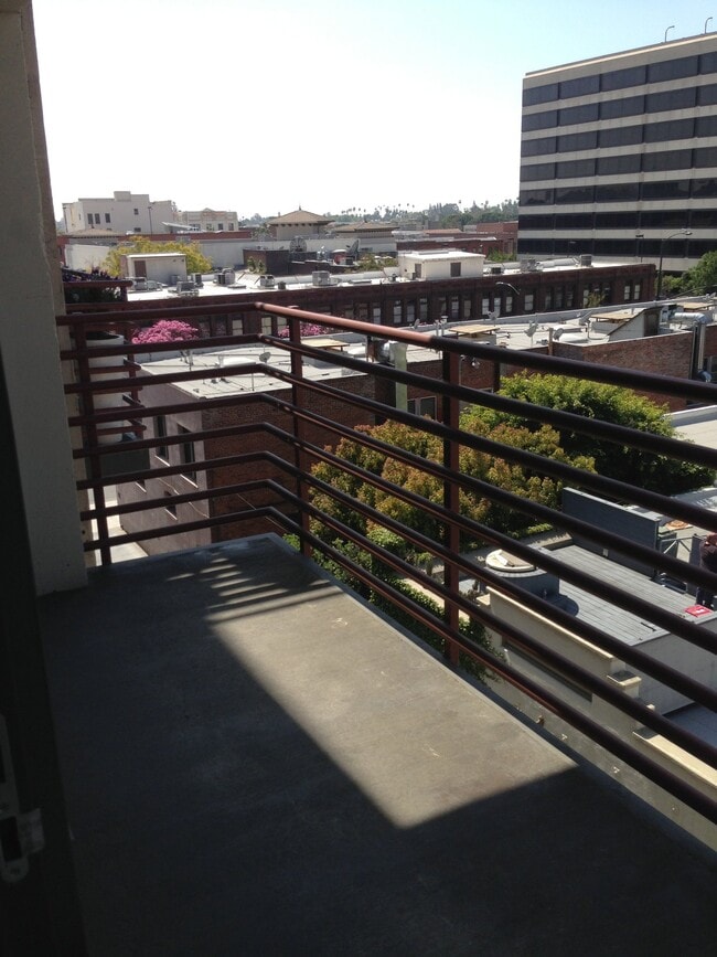 Photo - 125 N Raymond Ave Apartment