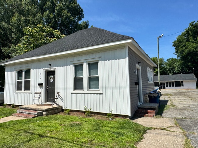 Building Photo - 214 E Horah St