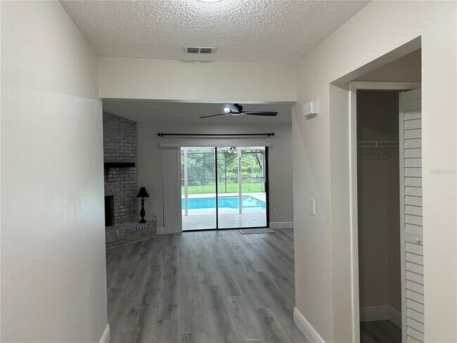 Foto del edificio - 484 E Maine Ave