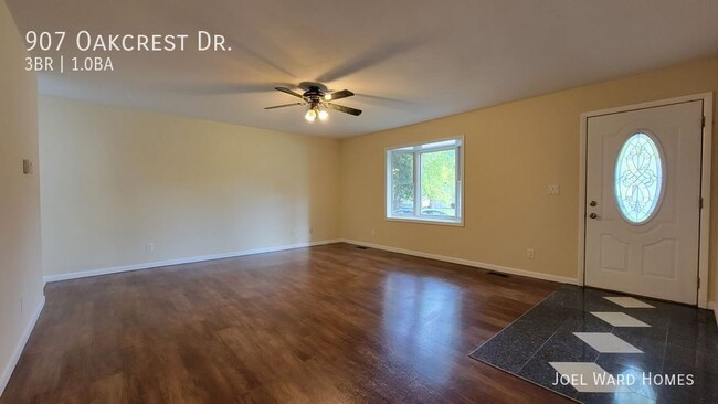 Foto del edificio - 907 Oakcrest Dr