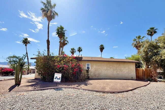 Foto del edificio - AVAILABLE NOW!! 2 Bedroom 1 Bathroom Apartment in Cathedral City!