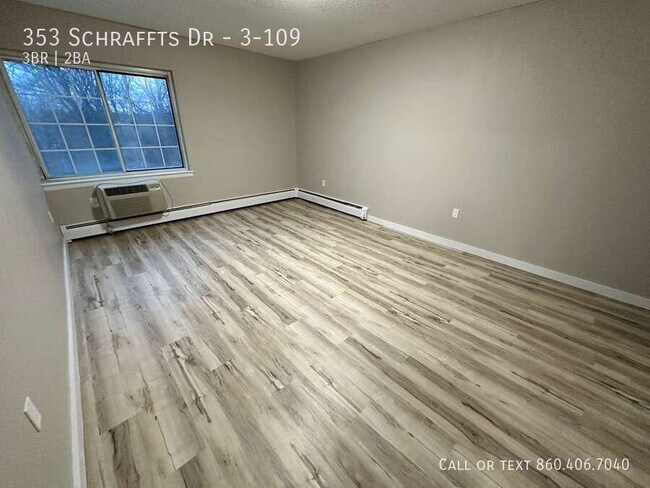Foto del edificio - 353 Schraffts Dr