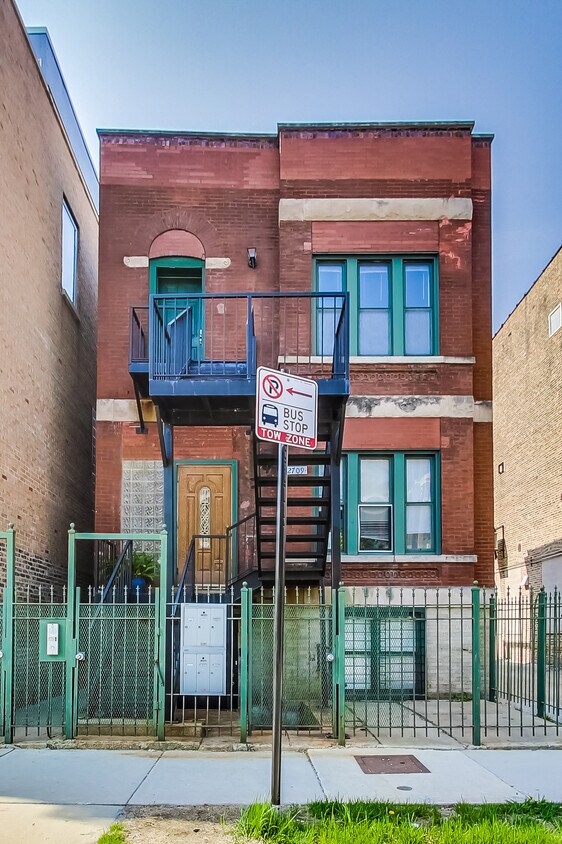 Primary Photo - 2709 W Chicago Ave