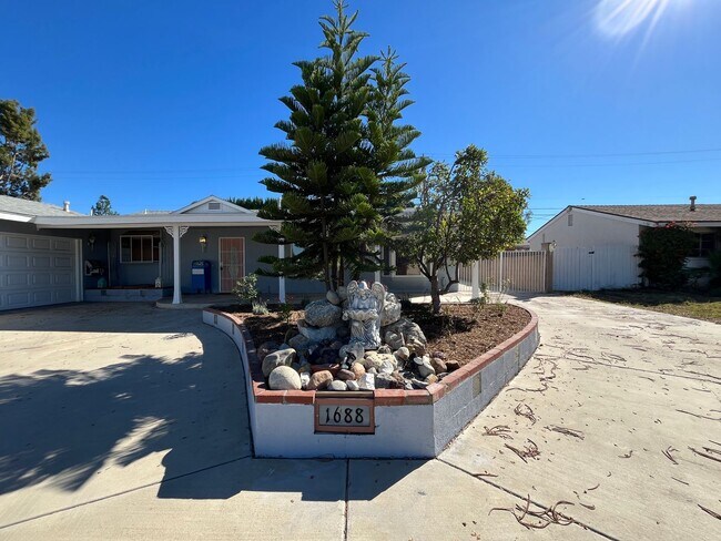 Building Photo - Simi 2+1.5 w/bonus room, RV parking + grea...