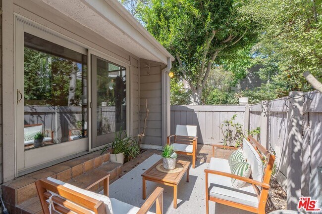 Building Photo - 1307 Palisades Dr