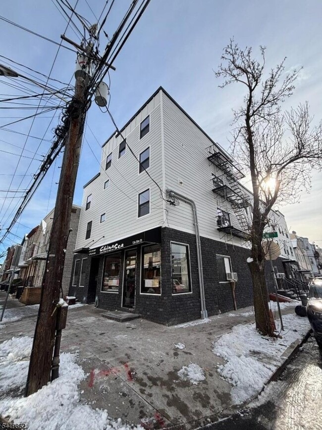 Building Photo - 136 Elm St