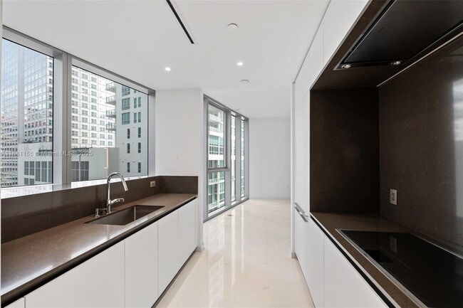 Building Photo - 300 Biscayne Boulevard Way